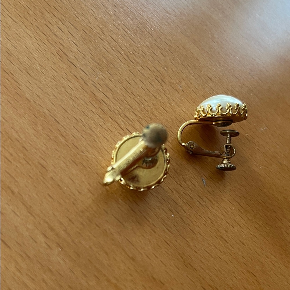 Miriam Haskell Gold-Tone Screw Back Earrings with Pearlescent Centers - Picture 4 of 5